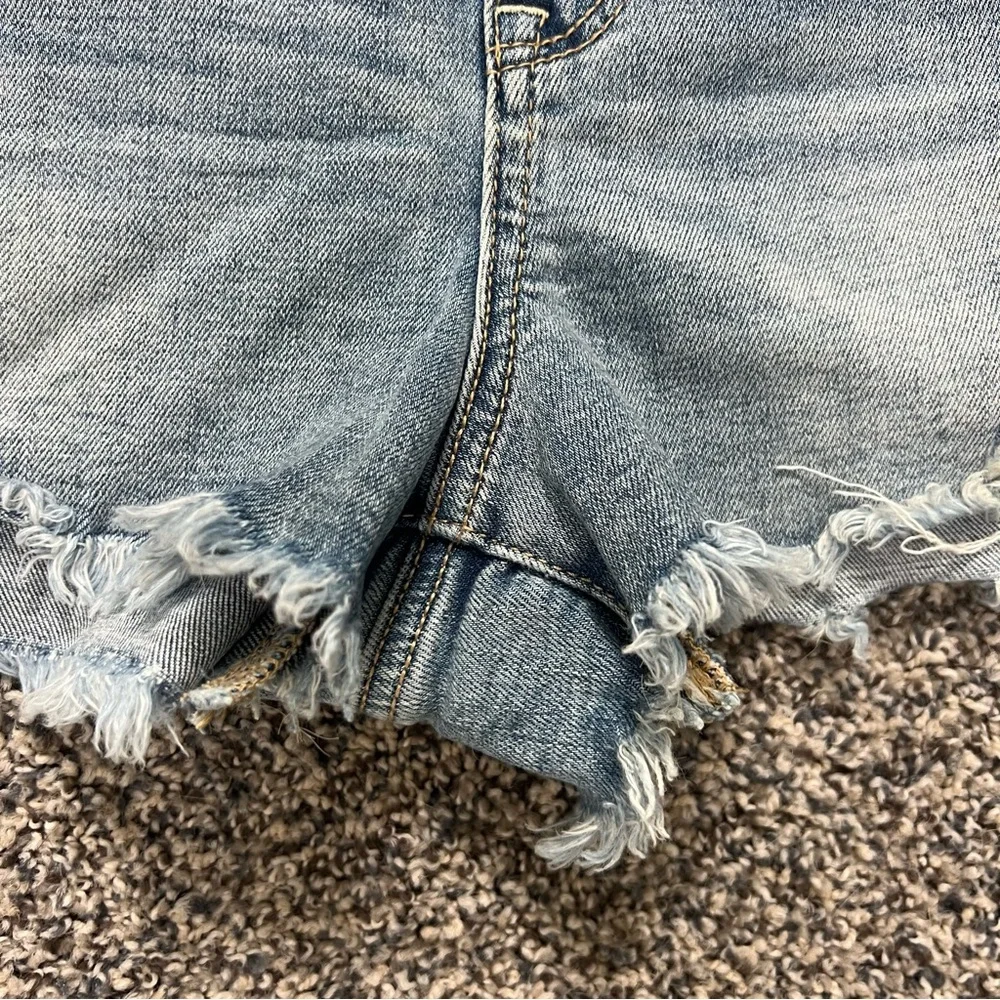 AE American Eagle Curvy Hi Rise Shortie Light Wash Jean Shorts - Picture 3 of 10